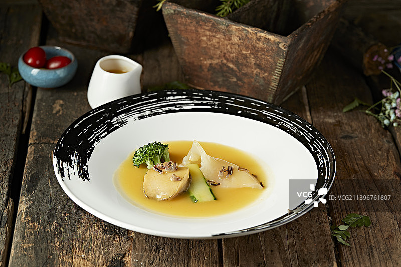 浓汤浇汁鱼肚鲜鲍鱼图片素材