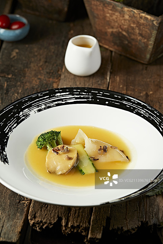 浓汤浇汁鱼肚鲜鲍鱼图片素材