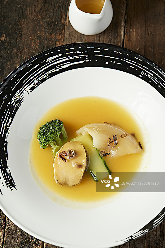 浓汤浇汁鱼肚鲜鲍鱼图片素材