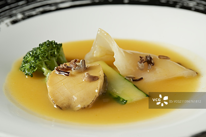 浓汤浇汁鱼肚鲜鲍鱼图片素材