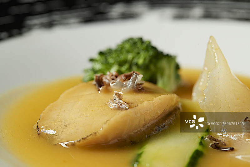 浓汤浇汁鱼肚鲜鲍鱼图片素材