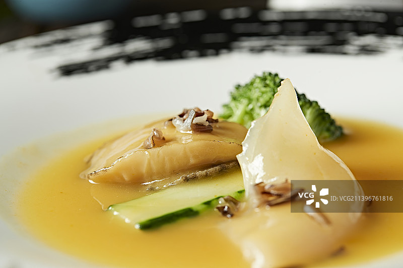 浓汤浇汁鱼肚鲜鲍鱼图片素材