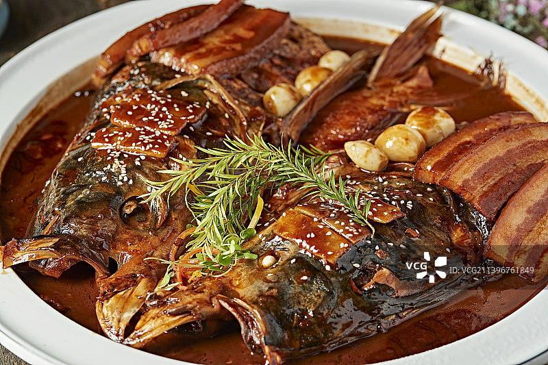 酱香五花肉炖千岛湖野生大鲢鱼头图片素材
