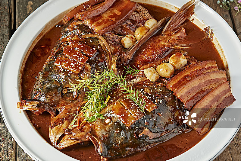 酱香五花肉炖千岛湖野生大鲢鱼头图片素材