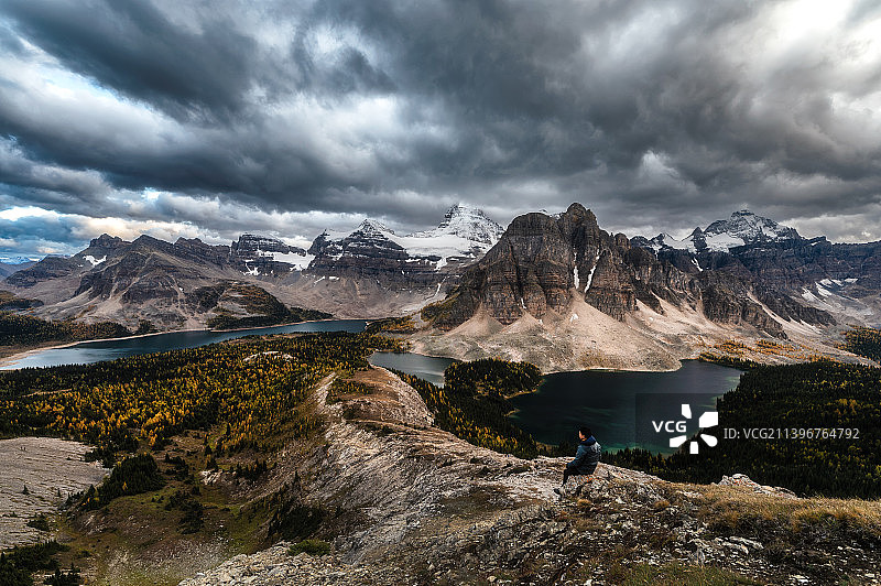 加拿大阿西尼博因公园努布利特峰上戏剧性天空下的阿西尼博因山图片素材