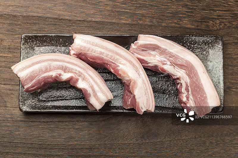 新鲜的猪五花肉猪肉特写木桌面背景图片素材