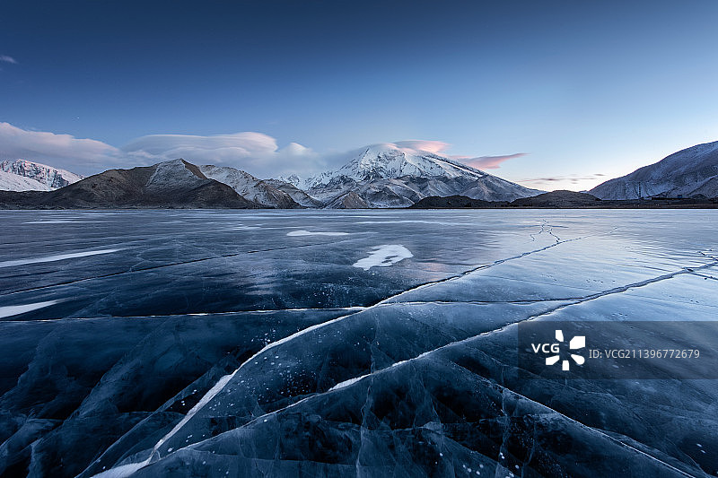冬季慕士塔格峰图片素材