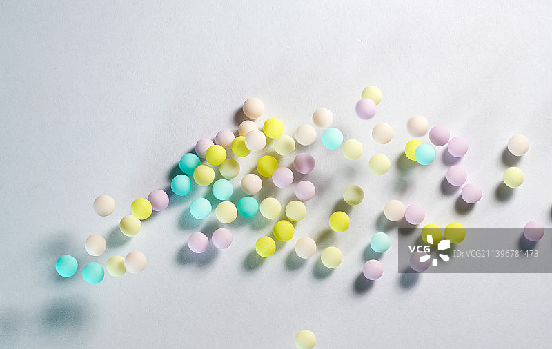 马卡龙色系小球在白色背景上跳起棚拍广告素材图片素材