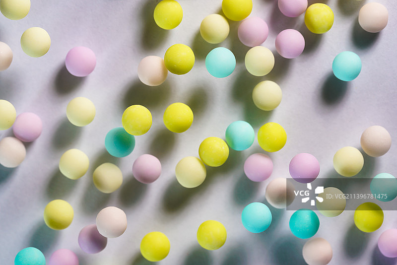 马卡龙色系小球在白色背景上跳起棚拍广告素材图片素材