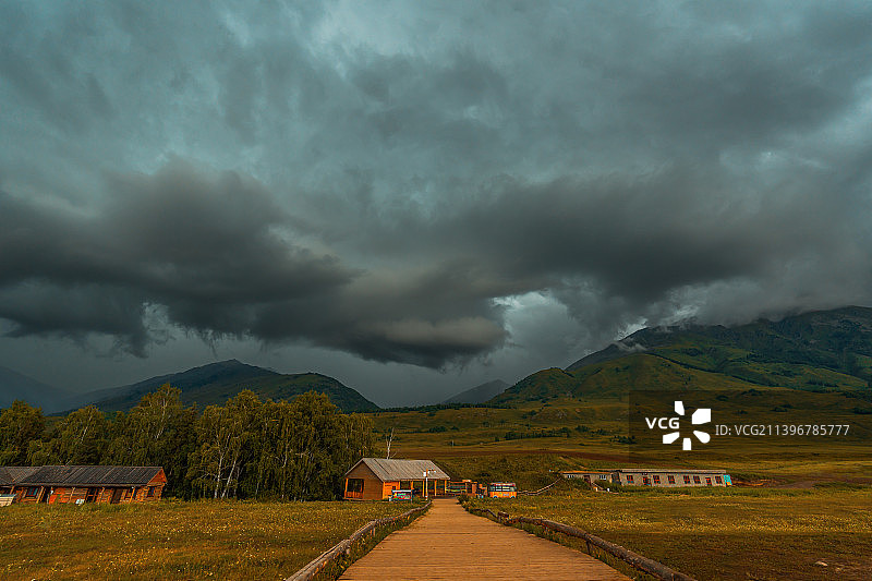 草原上的房子图片素材