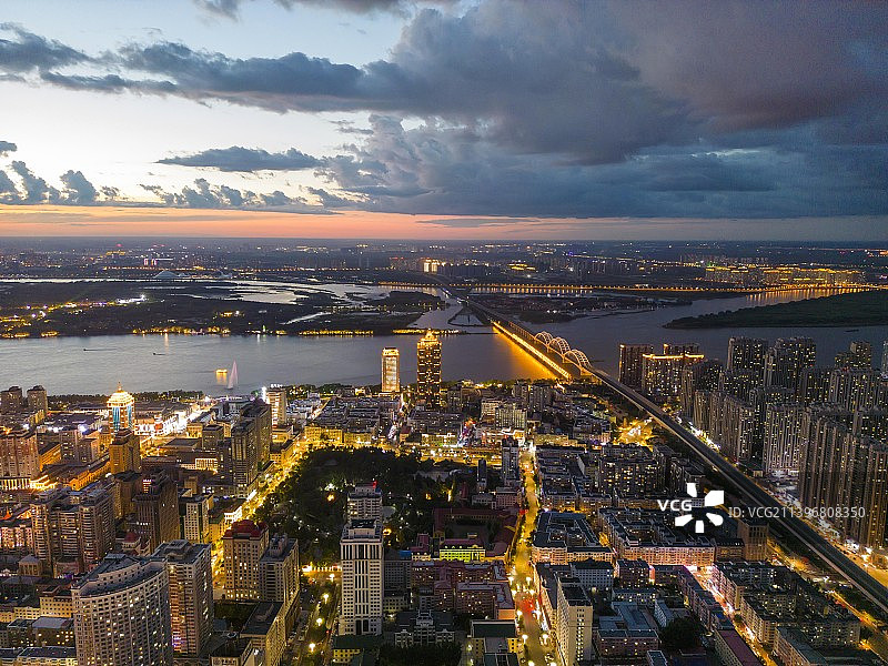 黑龙江哈尔滨道里区城市风光晚霞夜景图片素材