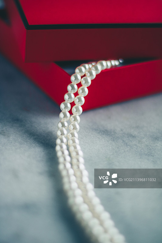 红色礼品盒中的精美珍珠首饰图片素材