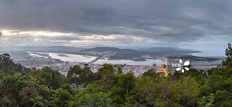 树木和山脉全景图片素材