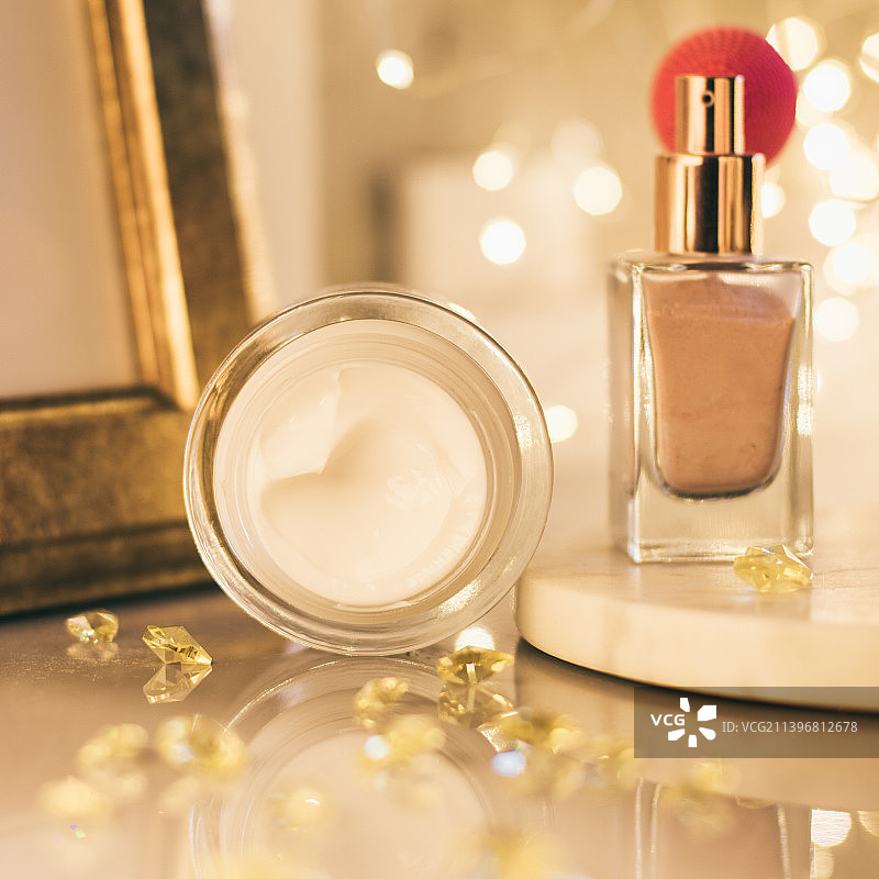 桌子上的美容产品特写图片素材