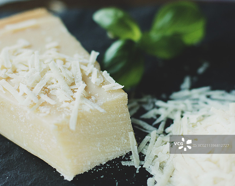 桌子上的奶酪特写图片素材