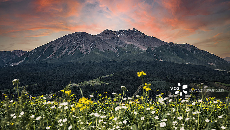 祁连牛心山图片素材