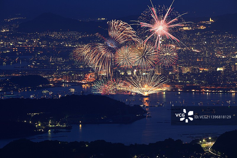 夜间高空烟花表演图片素材