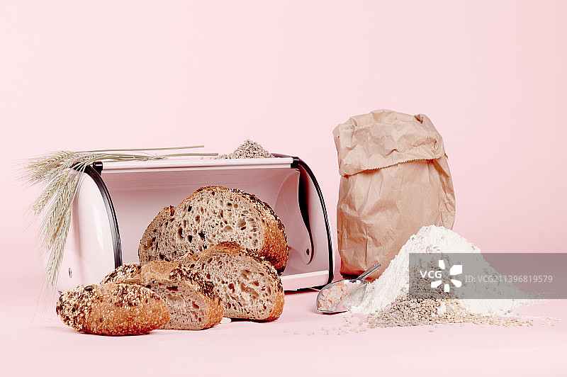 粉色背景下的袋装食材特写图片素材