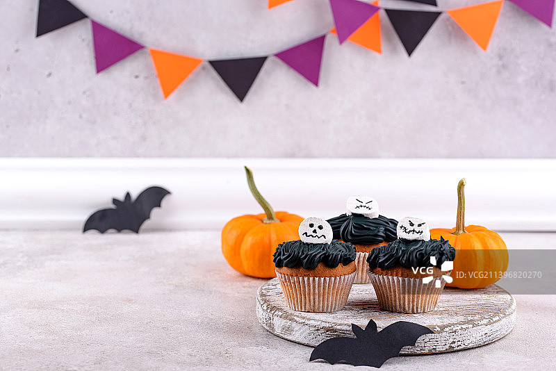 带有怪异装饰的万圣节恐怖纸杯蛋糕图片素材
