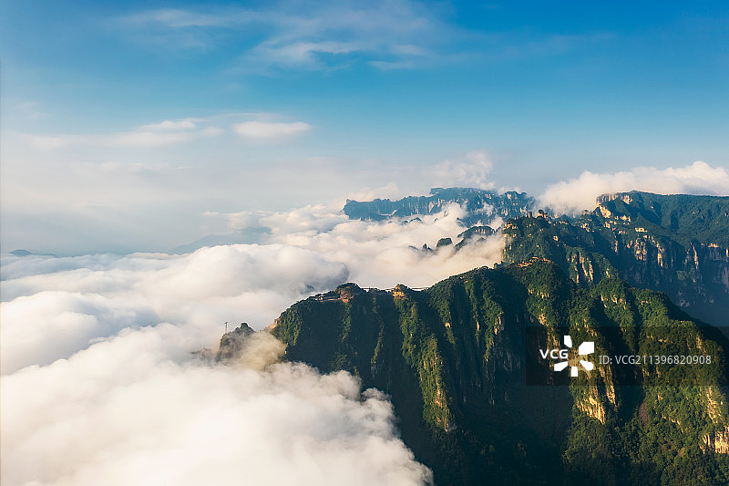 太行山脉河南省新乡段辉县沙窑乡小井村轿顶山景区夏季云海户外航拍图片素材