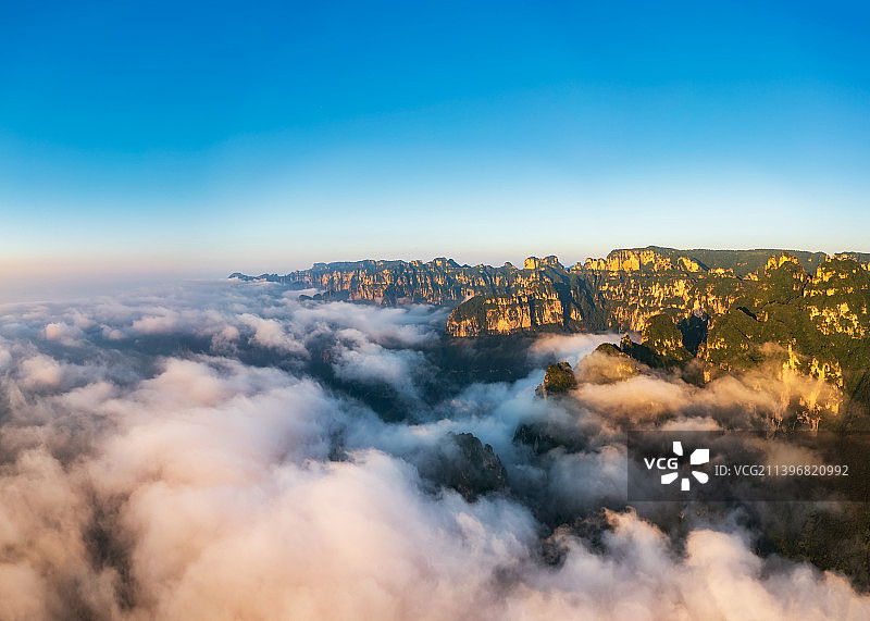 河南省新乡市辉县沙窑乡小井村轿顶山夏季日出云海场景户外航拍图片素材