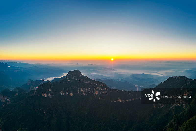 河南省新乡市辉县沙窑乡小井村轿顶山夏季日出户外航拍图片素材