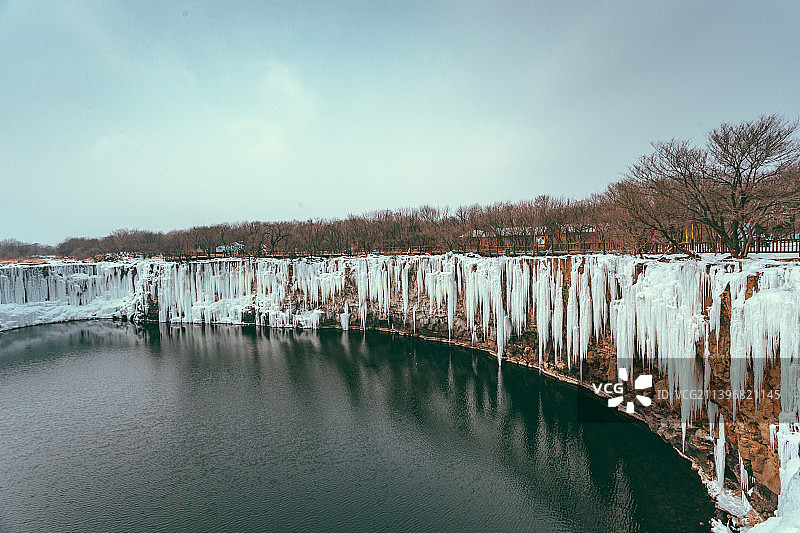 黑龙江省宁安市镜泊湖风景名胜区吊水楼瀑布冬景图片素材