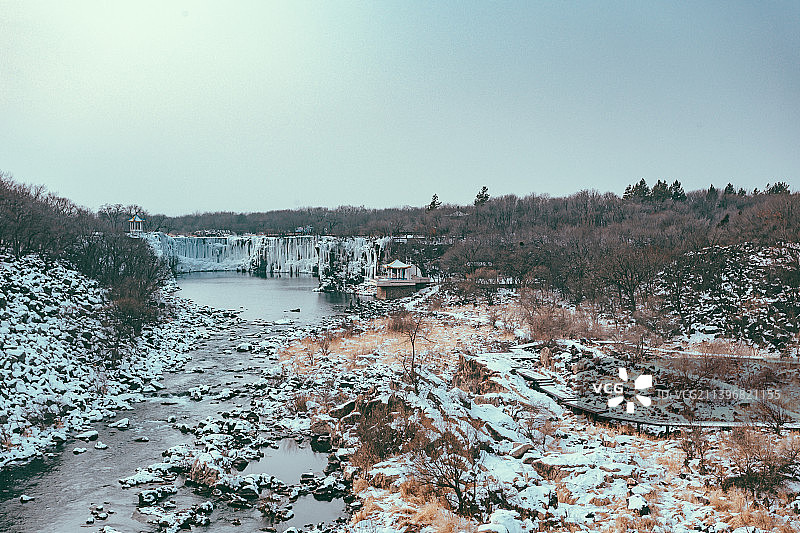 黑龙江牡丹江宁安市镜泊湖风景名胜区吊水楼瀑布冬景图片素材