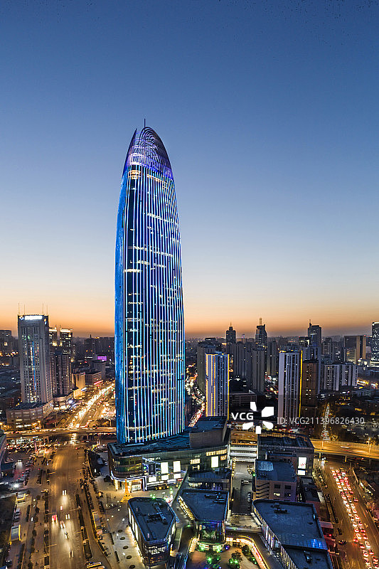 夜色中的济南绿地中心图片素材