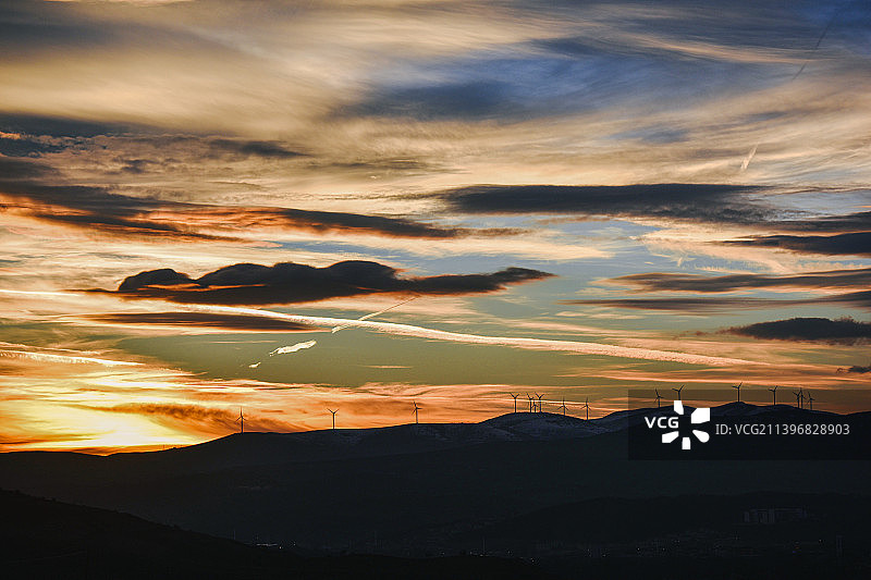 土耳其萨姆松日落时分群山剪影与天空的景色图片素材