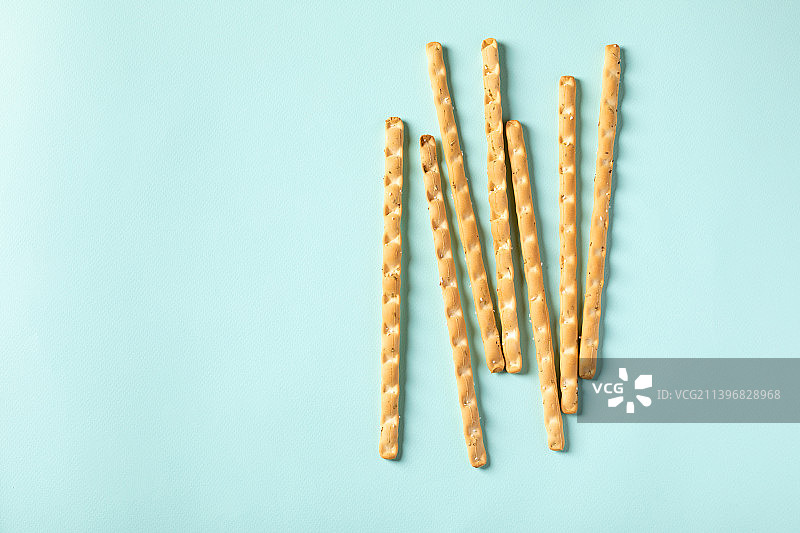 蓝色背景上的子弹俯视图图片素材