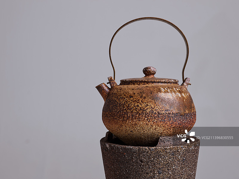 灰色背景陶瓷茶壶图片素材