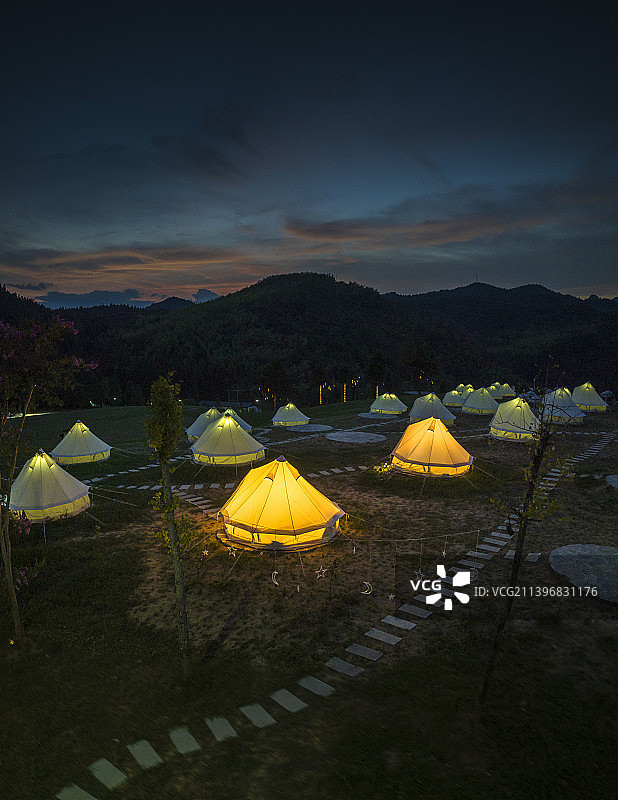 海拔1300米的湖北恩施富尔山星空露营基地图片素材