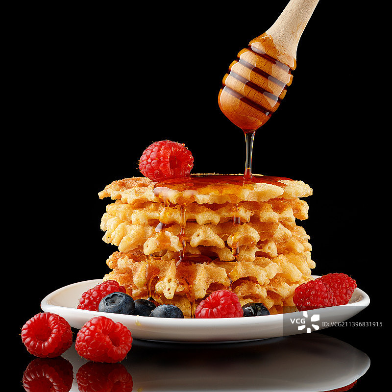 乌克兰比利时华夫饼，配蜂蜜和浆果图片素材
