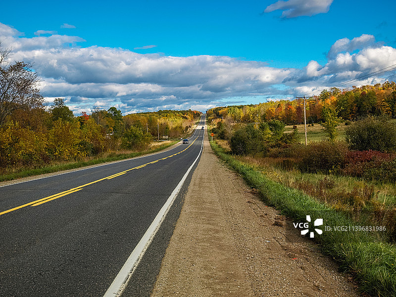 通往加拿大安大略省马尼图林岛的秋日公路图片素材