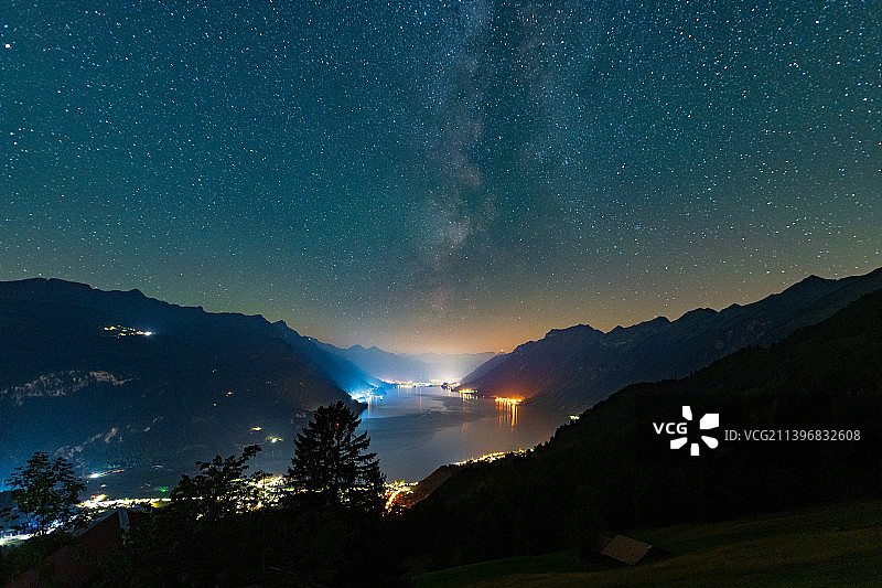 瑞士布里恩茨夜景山景图片素材