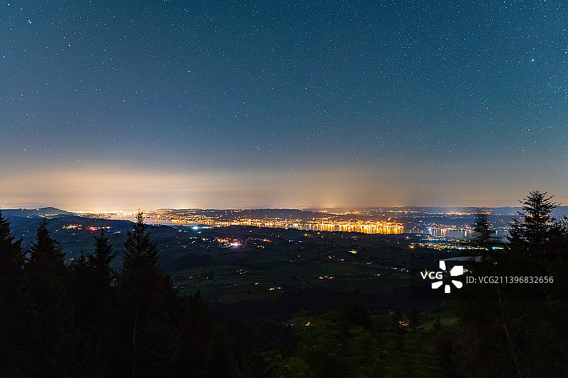 航拍瑞士夜间灯火通明的城市景观图片素材