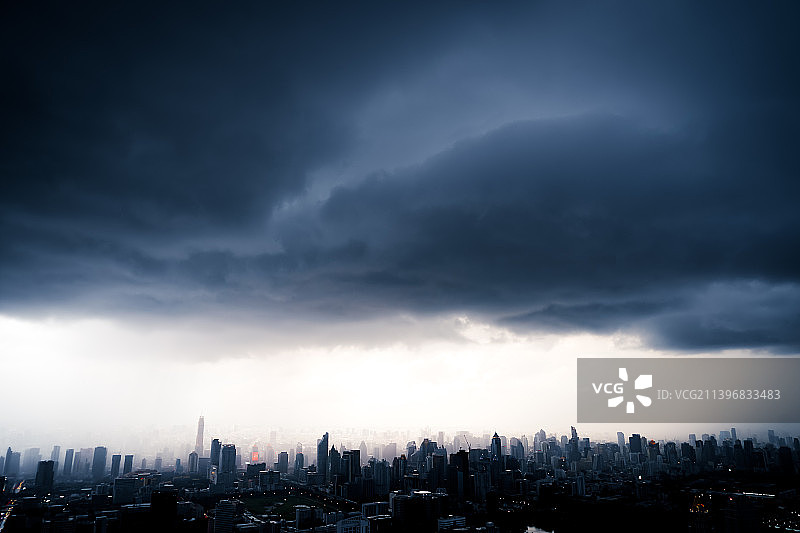 城市上空的风暴云全景图片素材