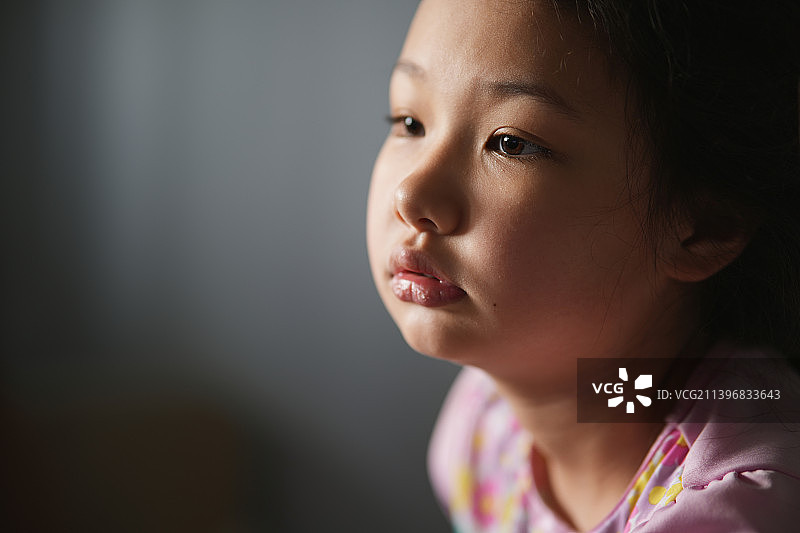 焦虑和悲伤的自闭症女孩图片素材