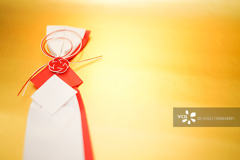 黄色纸上的丝带特写图片素材