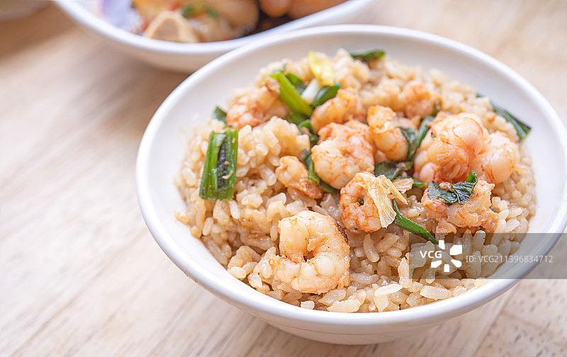 台式卤虾饭：传统街头小吃，米饭佐以酱油卤虾图片素材