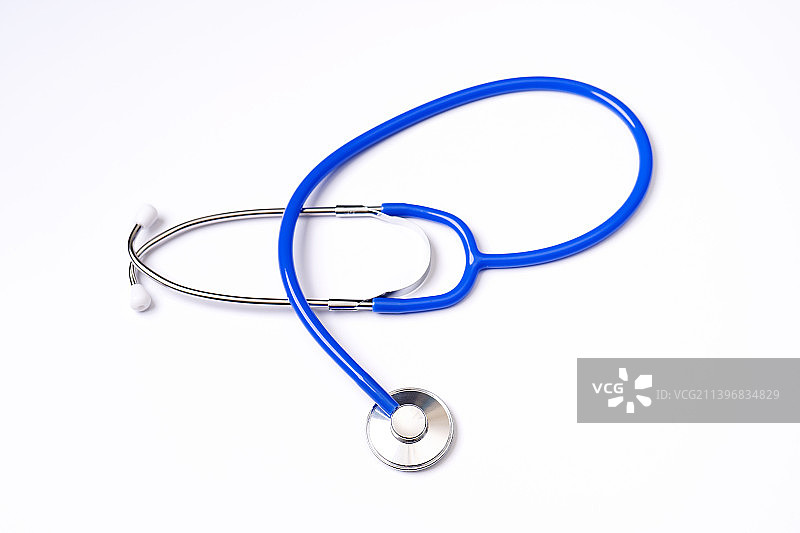 白色背景上的蓝色听诊器图片素材