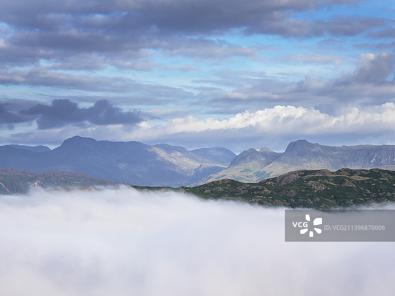 英国湖区：从温斯费尔眺望兰谷派克斯山和博fell山，云雾缭绕图片素材