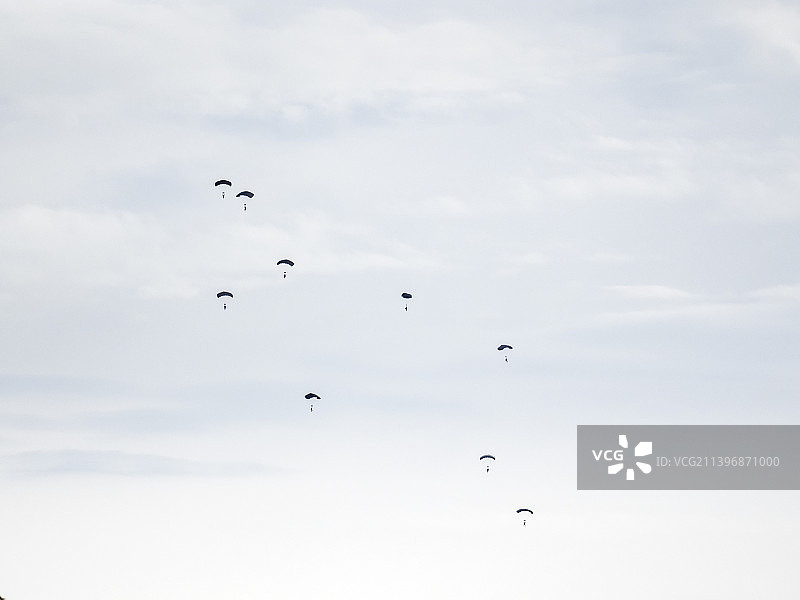 在英国诺福克郡东巴沙姆上空跳伞的军人图片素材