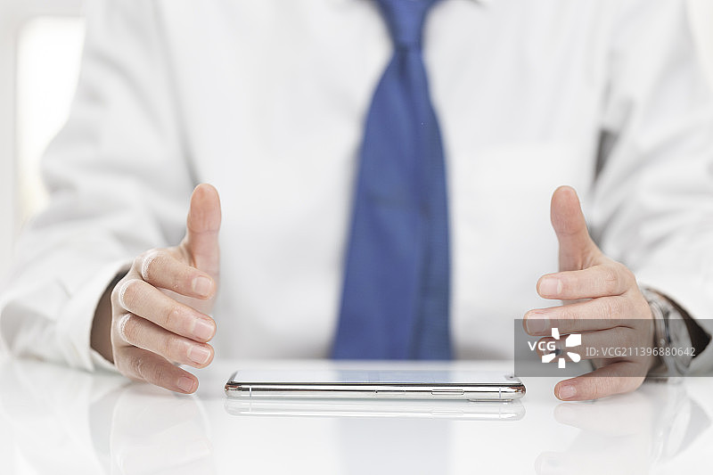 一个人手拿着银行卡和手机图片素材