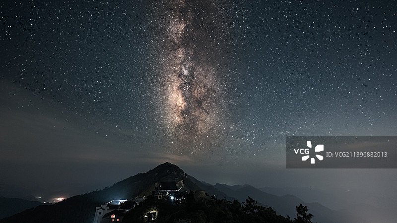 安徽省池州市九华山天台星空银河夜景图片素材
