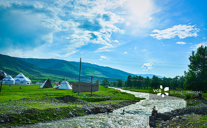 新疆伊犁那拉提草原河流蒙古包图片素材