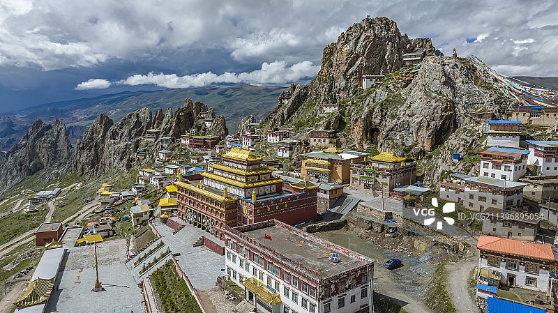西藏昌都丁青神山孜珠山上孜珠寺图片素材