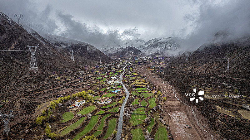 航拍芒康如美镇的农田与桃花图片素材