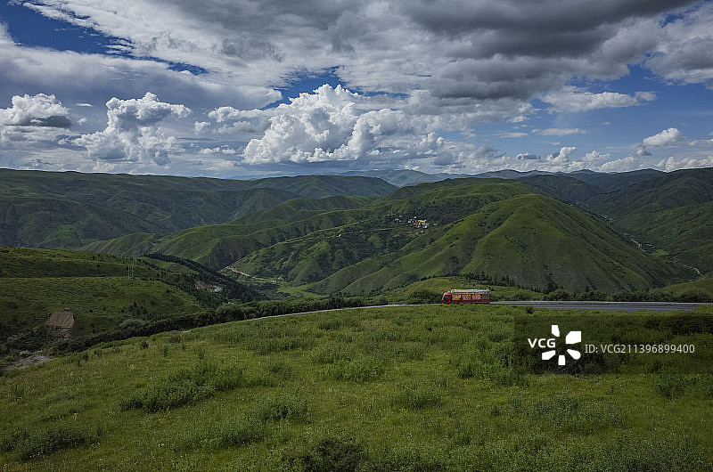行驶在高原上的卡车图片素材